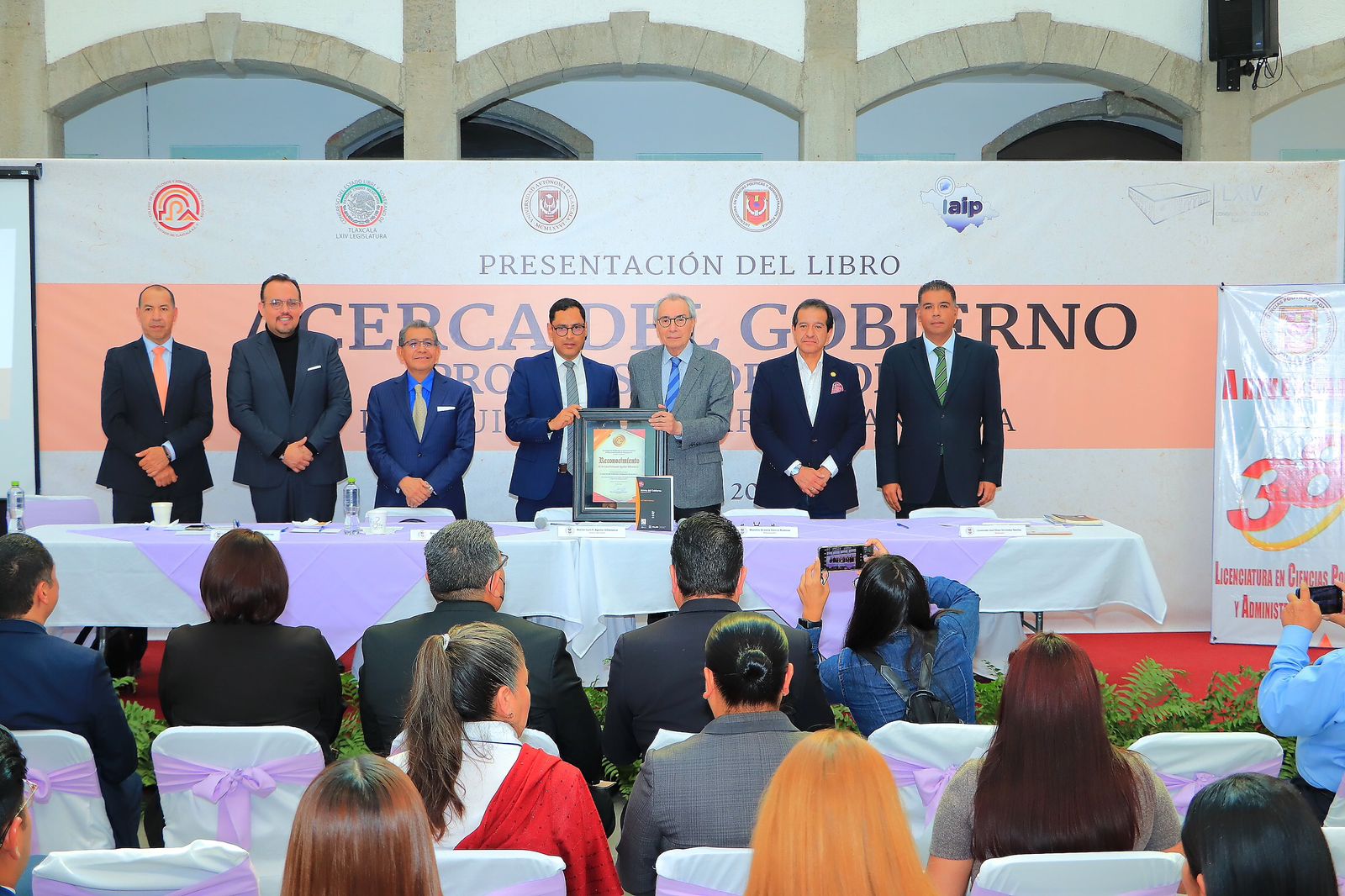 Presentó UATx libro sobre teoría del gobierno